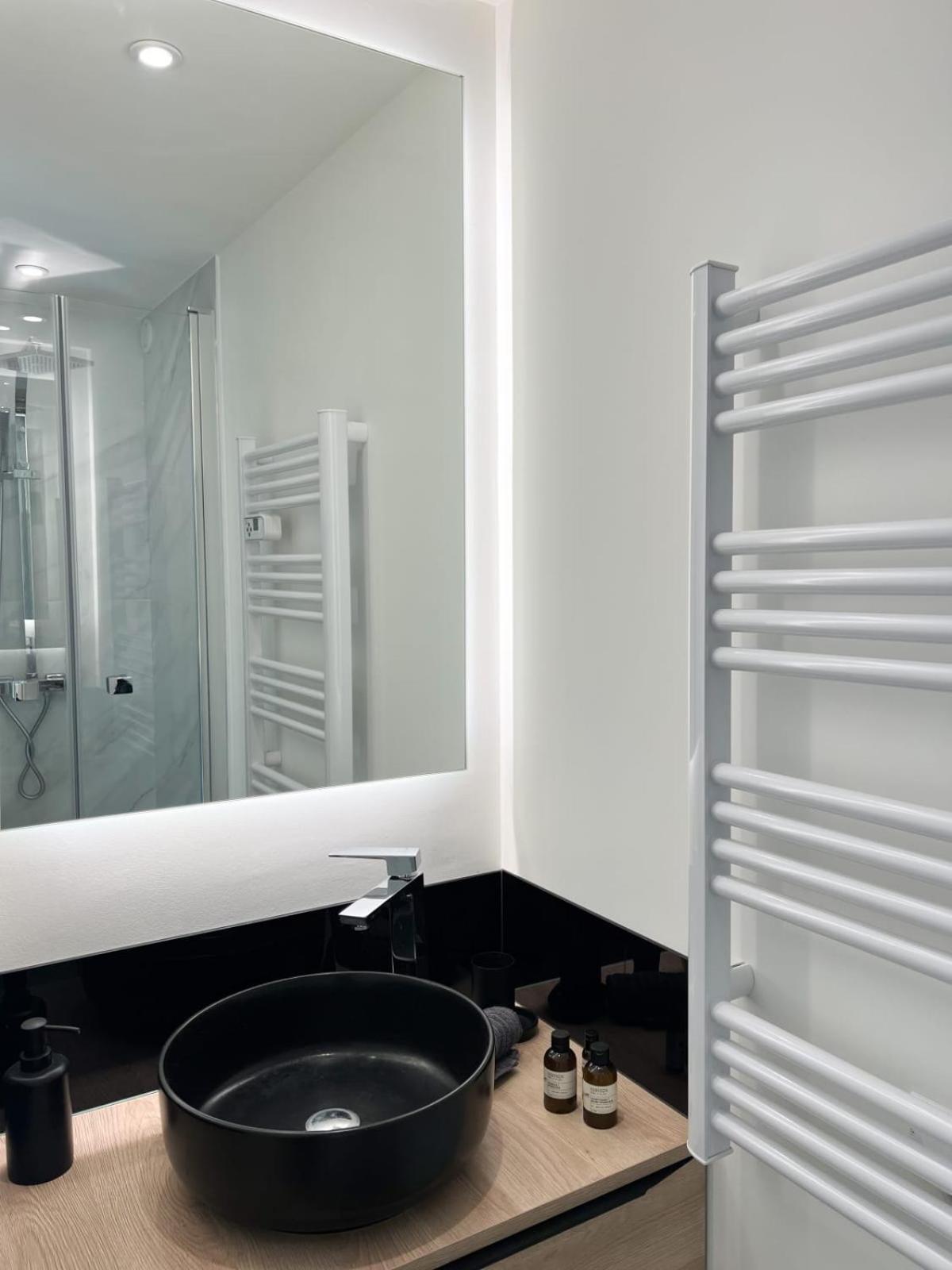 Bobo Chic Very 2 Bedroom In A Quiet Location Apartment *